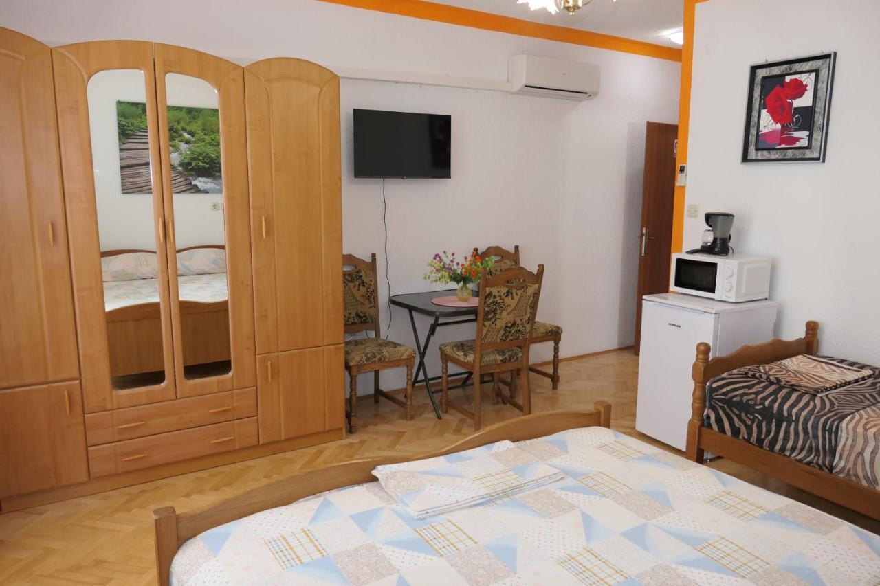 Apartments And Rooms Juki เซนญ์ ภายนอก รูปภาพ
