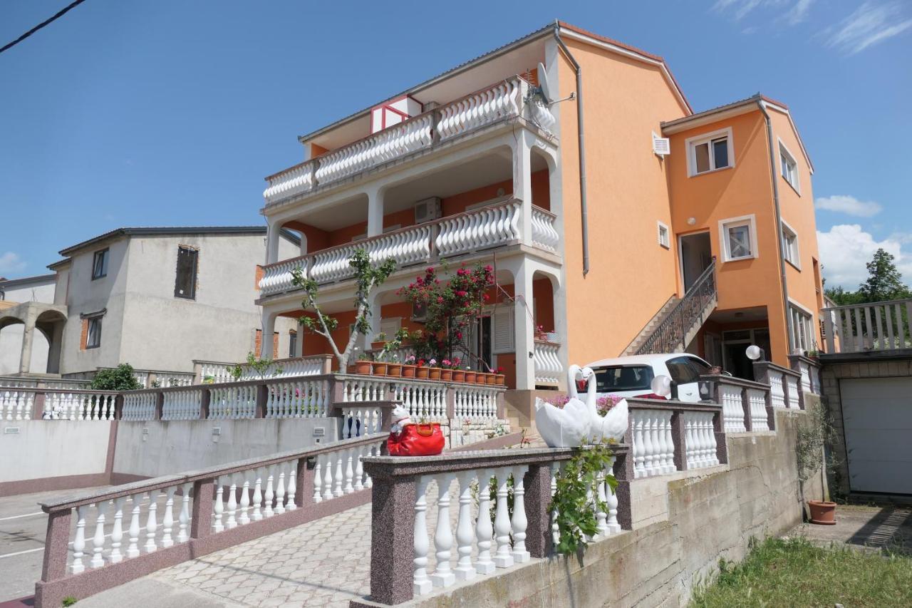 Apartments And Rooms Juki เซนญ์ ภายนอก รูปภาพ