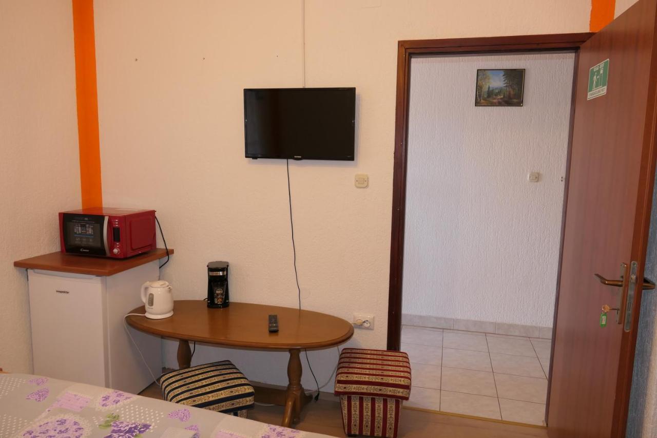 Apartments And Rooms Juki เซนญ์ ภายนอก รูปภาพ